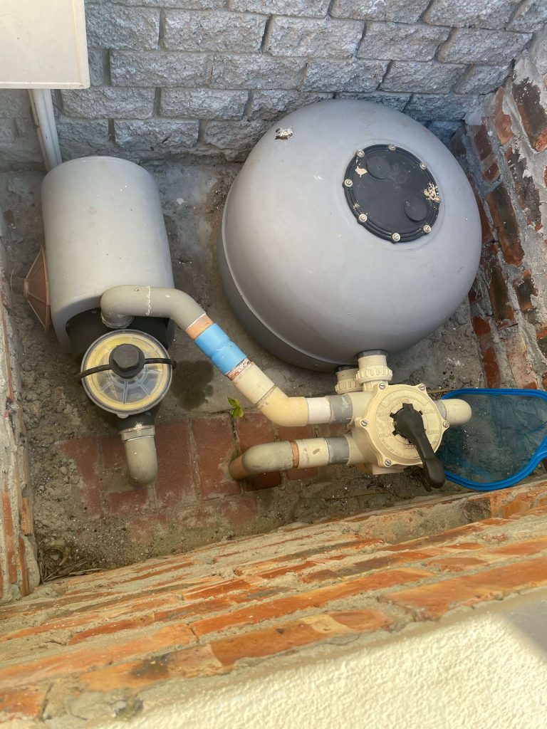 Pool filter and pump running at normal pressure in Blommendal, Bellville
