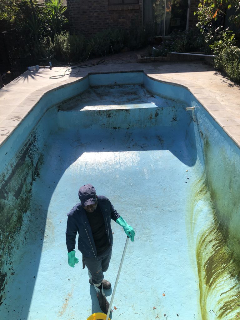 Pools Reno pool cleaner servicing estate pool in Val de Vie