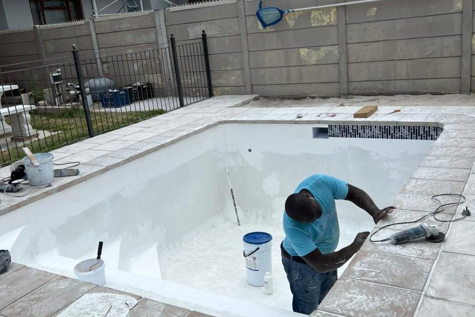 Repairing cracked concrete pool in Durbanville