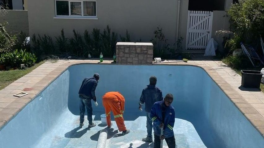 Smooth fibreglass pool resurfacing for Cape Town homes Fibreglass pool resurfacing project in Cape Town