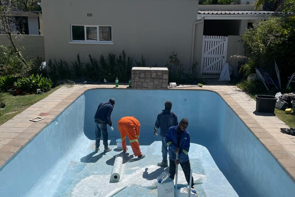 Applying fibreglass relining to repair structural pool cracks in Cape Town