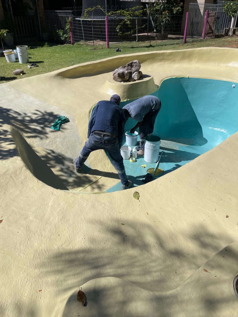 Application of gelcoat finish on a fibreglass swimming pool in Stellenbosch creating a smooth and glossy waterproof surface