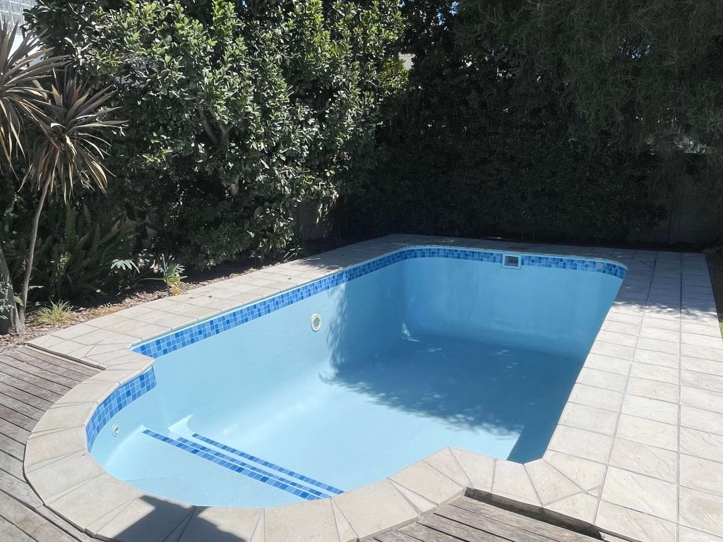 “Fibreglass pool in mid-tone colours: pool blue, aqua, sand”