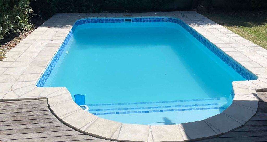 Comparison of fibreglass pool lining and marbelite surface showing difference in texture and finish