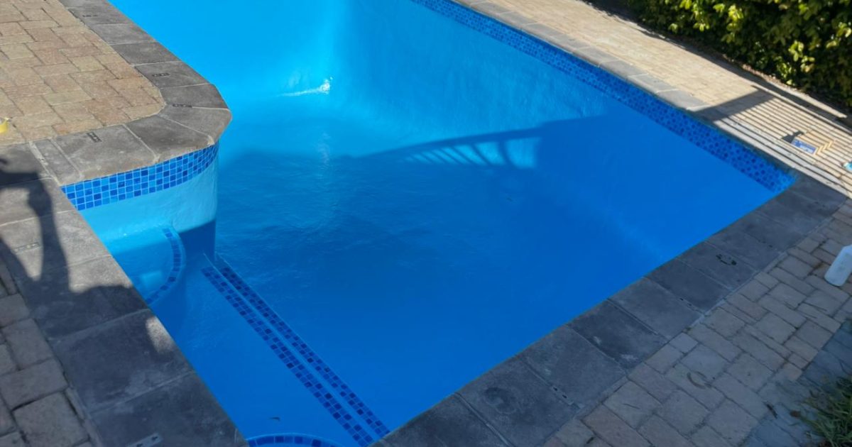 Newly renovated swimming pool in Philadelphia with fresh fibreglass lining, blue painted finish, crystal clear water and modern restored pool surface by Pools Reno Western Cape