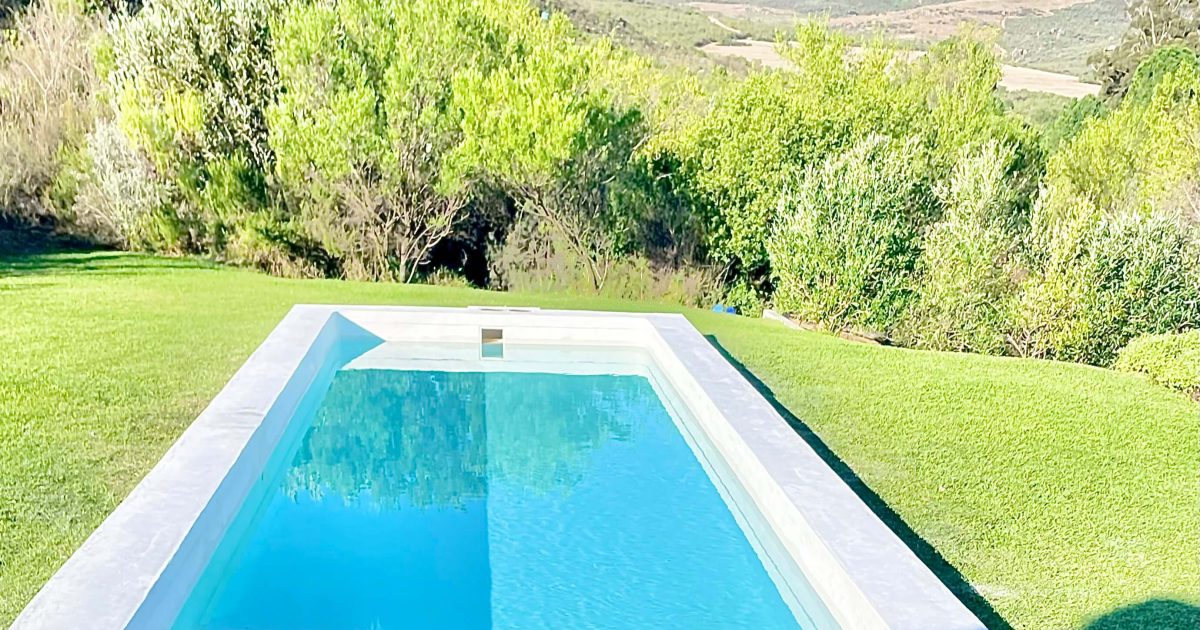 Newly renovated swimming pool in Philadelphia Western Cape with modern fibreglass finish, crystal clear water, upgraded paving and stylish outdoor entertainment area by Pools Reno