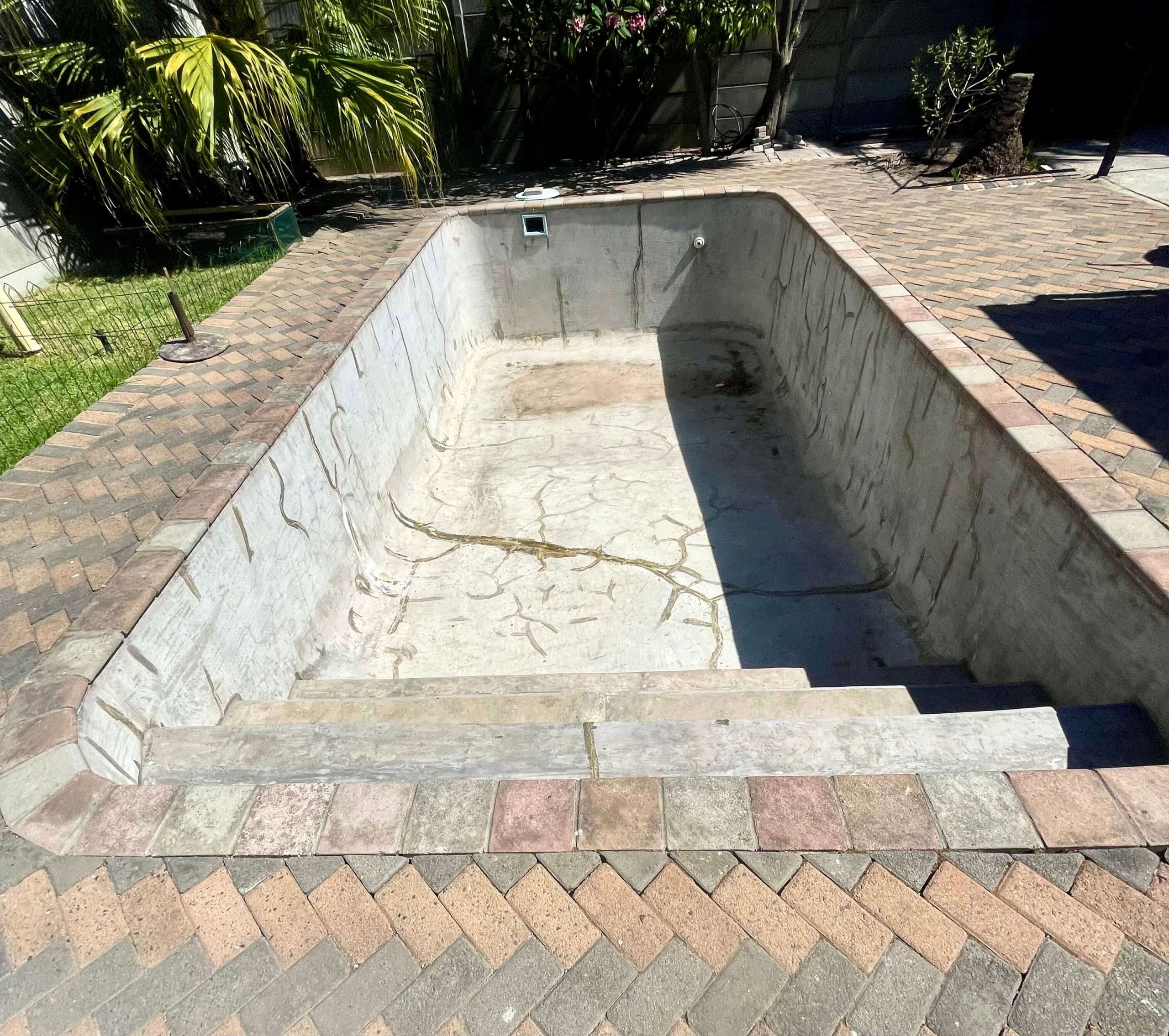 Swimming pool before and after fibreglass relining and resurfacing in Grabouw